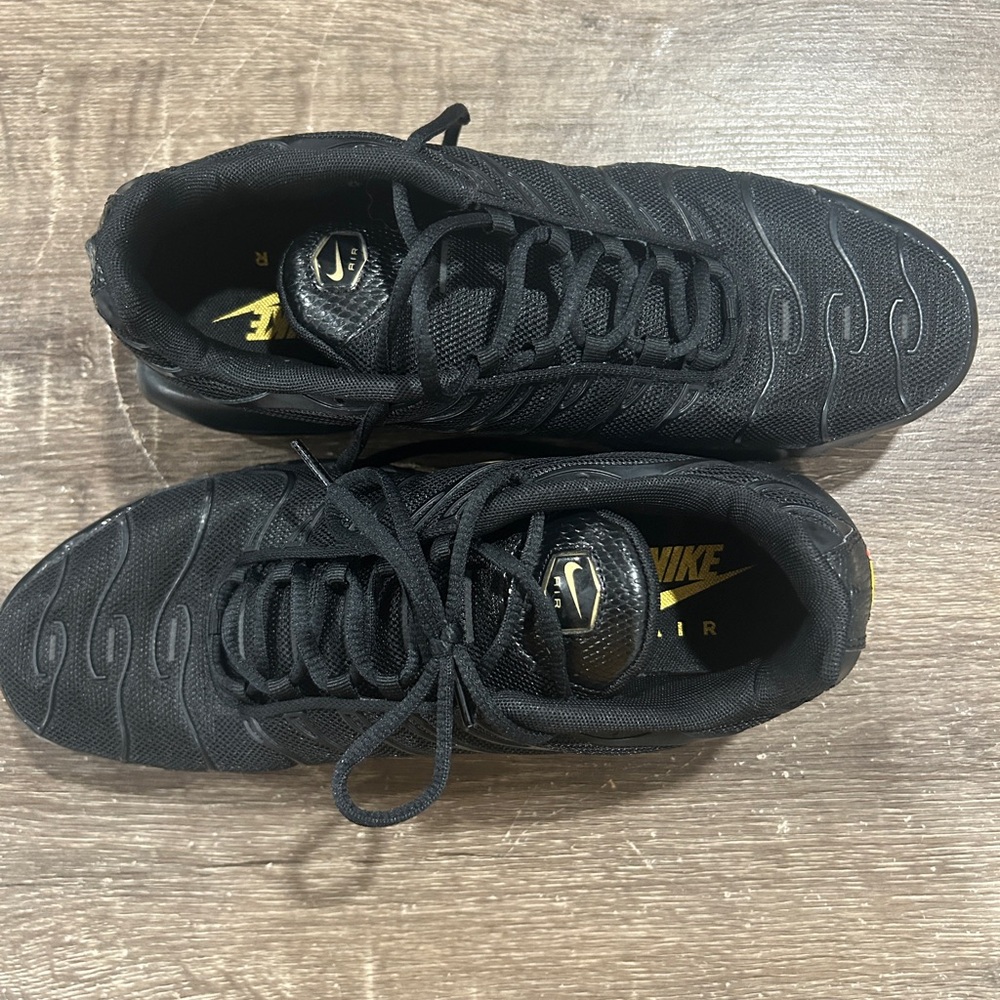 Nike Men's Black and Gold Sneakers - Picture 4 of 7